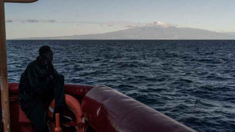 the SOS Méditerranée ship must disembark in Toulon, with 230 migrants on board, in the early morning