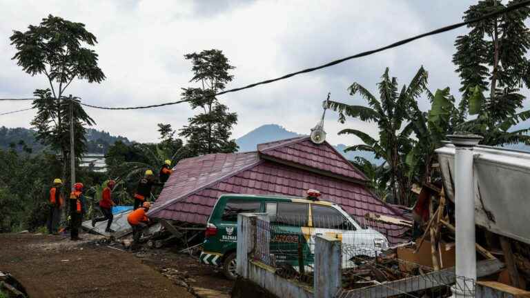 the death toll of the earthquake on the island of Java rises to 321 dead, the research still in progress