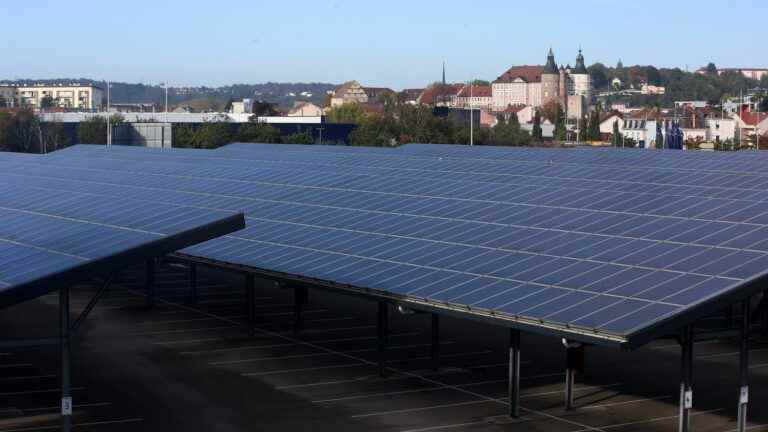 the first contract to install solar panels in stations has been formalized by the SNCF