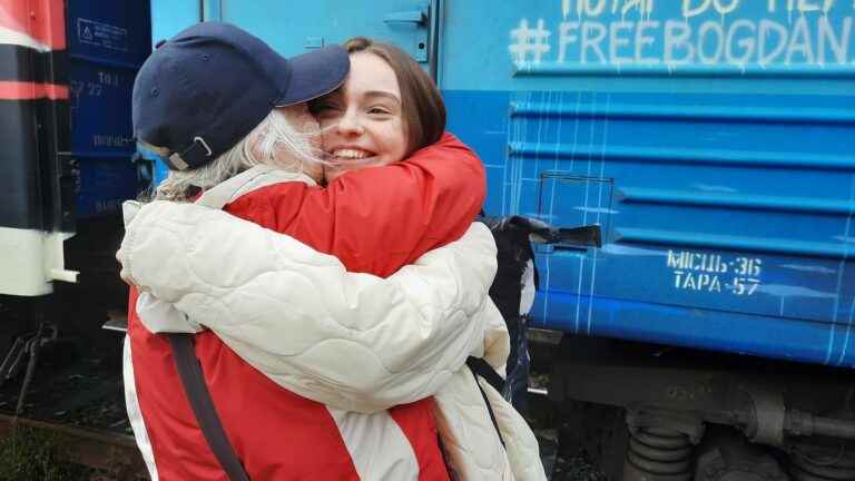 the first train from kyiv since the beginning of the conflict arrived in Kherson, “the most beautiful gift”