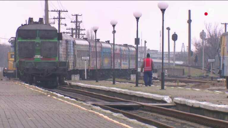 a first train from kyiv arrives in Kherson, a week after the withdrawal of the Russian occupier