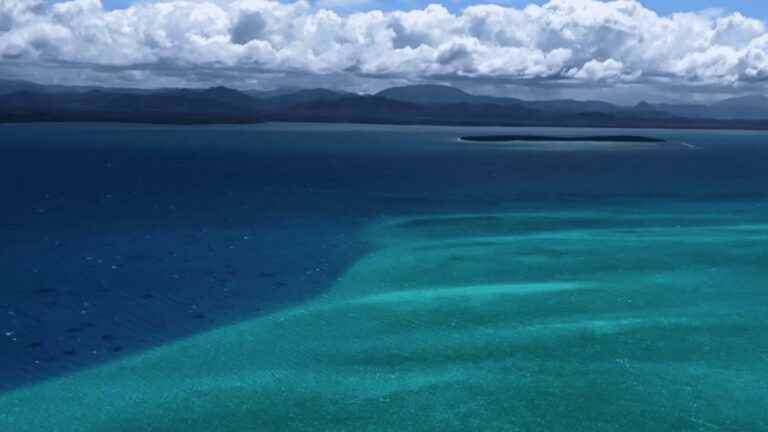 the largest lagoon in the world attracts tourists