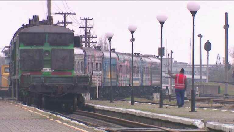 these inhabitants of Kherson exiled in kyiv return home by train