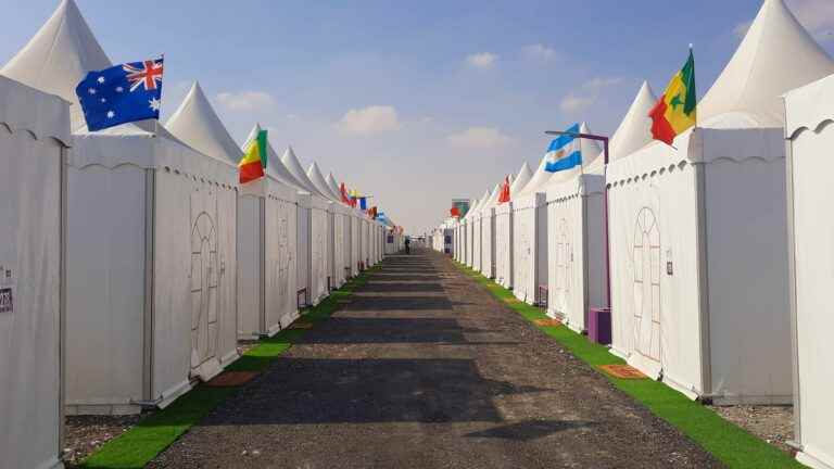 thousands of sketchy tents at the gates of the desert to welcome supporters in Qatar