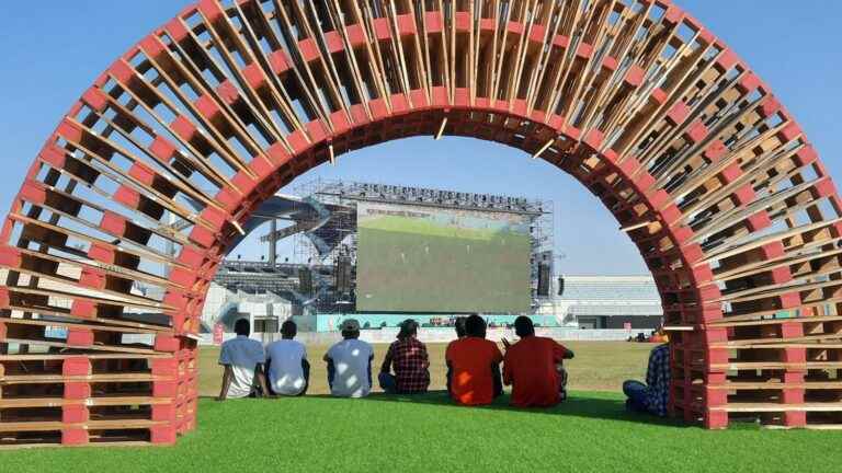 we visited the fan zone reserved for migrant workers, in full sun, far from the city center and the stadiums