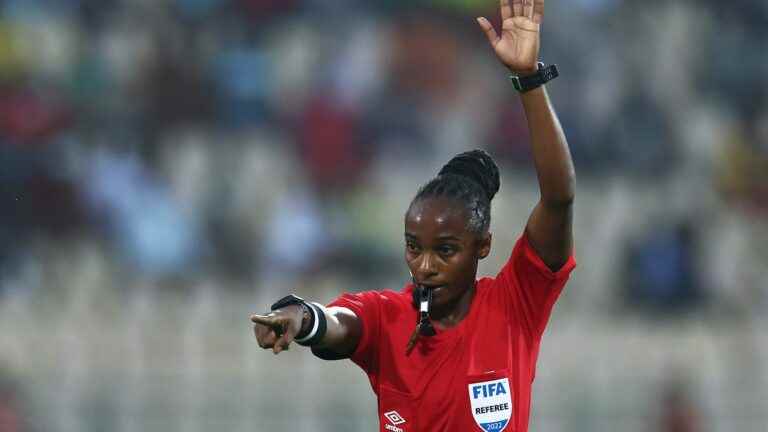 who is Salima Mukansanga, fourth referee of France-Australia and symbol of these women who supervise men’s matches