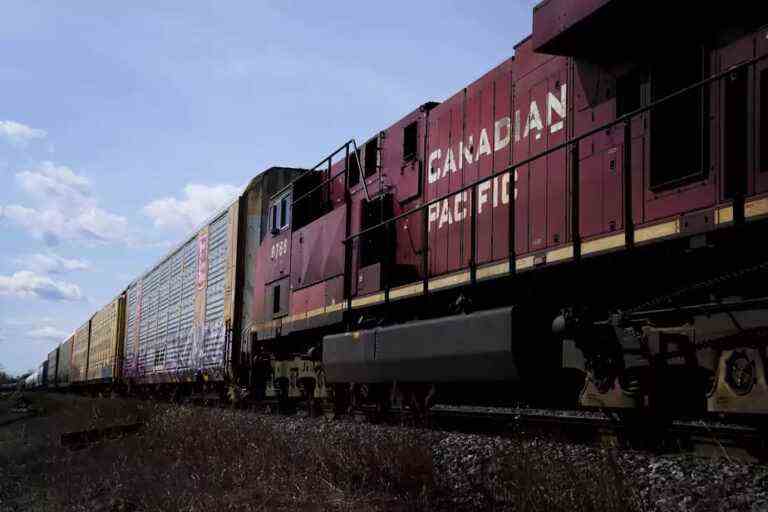 11 train cars derail in Alberta