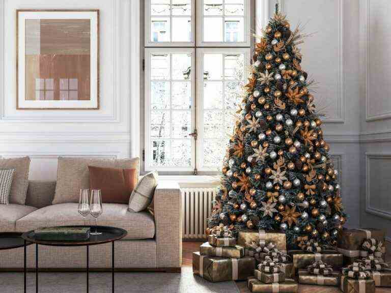 7 synthetic Christmas trees at a mini price