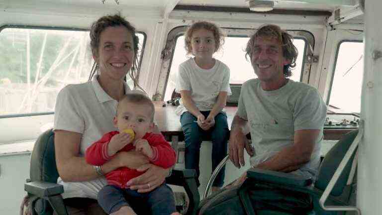 A French family spends Christmas on a sailboat and at the end of the world