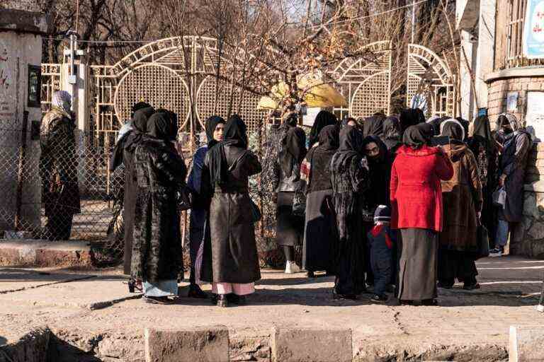 Afghanistan |  Armed guards block young women’s access to universities