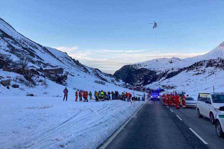 Austria |  An avalanche buried ten people