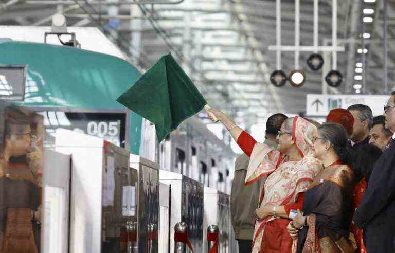 Bangladesh inaugurates its first metro line in its asphyxiated capital