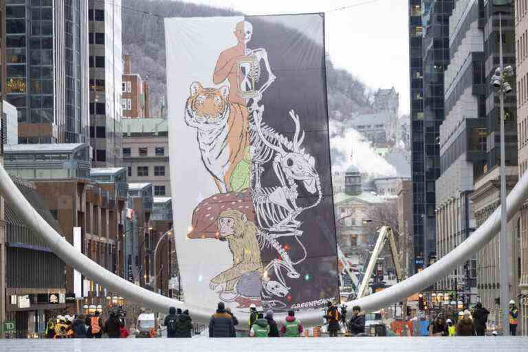 COP15 |  Greenpeace deploys a banner on the giant ring of Montreal