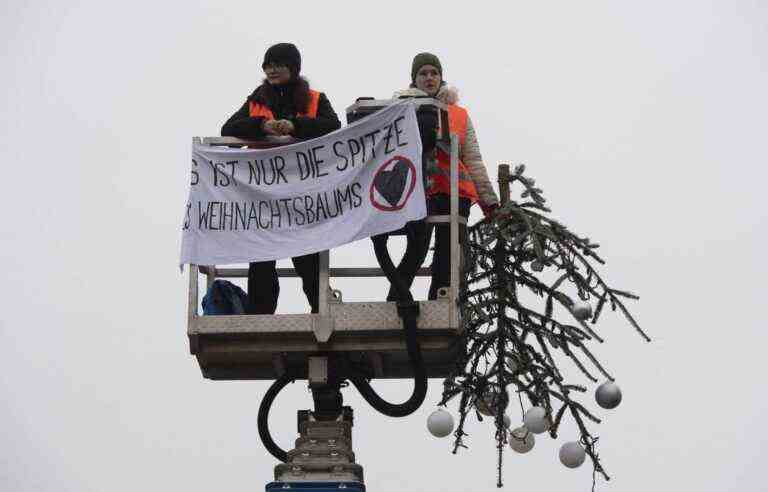 Climate activists decapitate Berlin’s Christmas tree