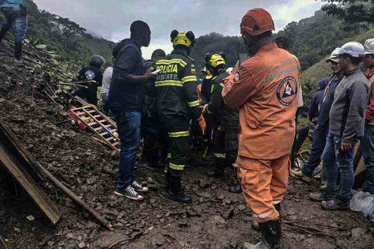 Colombia |  Three dead and twenty people trapped in a landslide