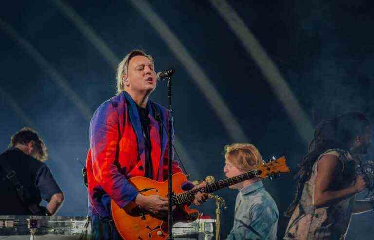 Delicate end of tour for Arcade Fire at the Bell Center