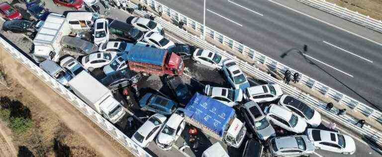 [EN IMAGES] Hundreds of vehicles involved in pileup in China