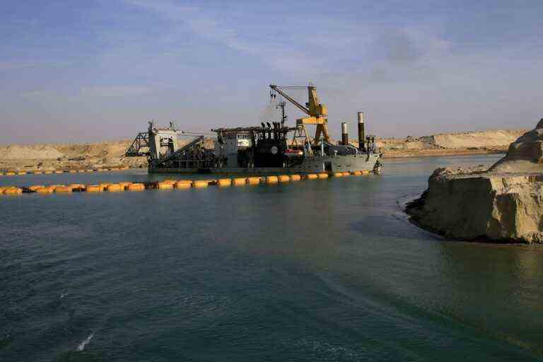 Egypt |  Three police officers killed and four injured in an attack near the Suez Canal