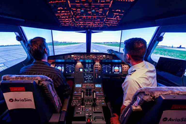 Flight simulator in Dorval |  Is there a pilot on the plane ?  Yes, but it begins!