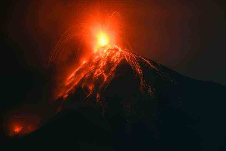 Guatemala |  The Fuego volcano erupts and forces the temporary closure of the airport