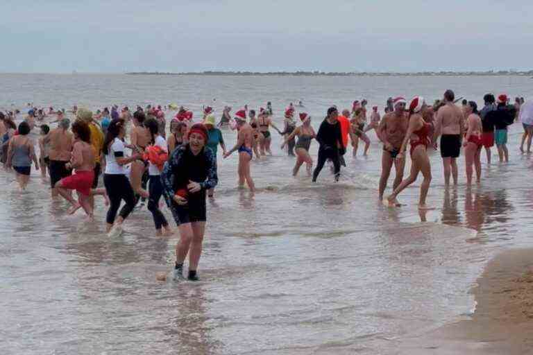 IN IMAGES, IN PICTURES.  Last sea bathing of the year for 700 “banquisards” in Châtelaillon-Plage