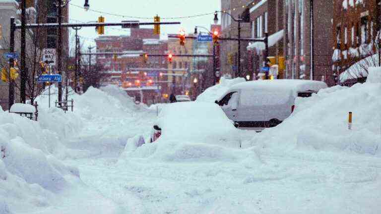 IN IMAGES, IN PICTURES.  The United States buried by Elliott, the historic snowstorm that killed at least 50 people across the country