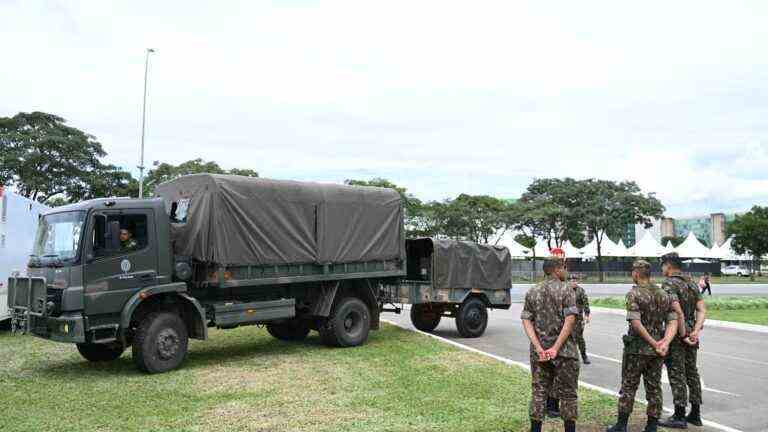 In Brazil, security forces on the bridge before Lula’s inauguration