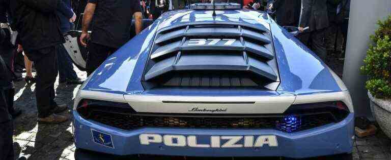 In Italy, the police cross the country in Lamborghinis to deliver two kidneys