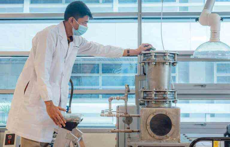 In a Singapore laboratory, solutions to electronic waste