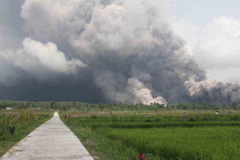 Indonesia |  Volcano eruption forces evacuation of nearly 2,000 people