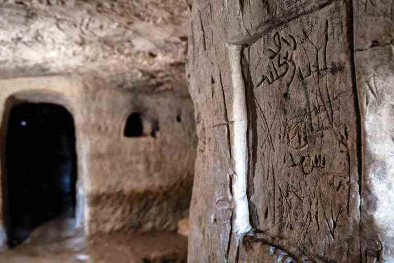 Israel unveils major 2,000-year-old burial site