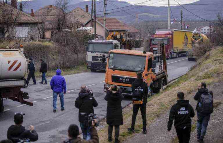 Kosovo Serbs begin dismantling roadblocks