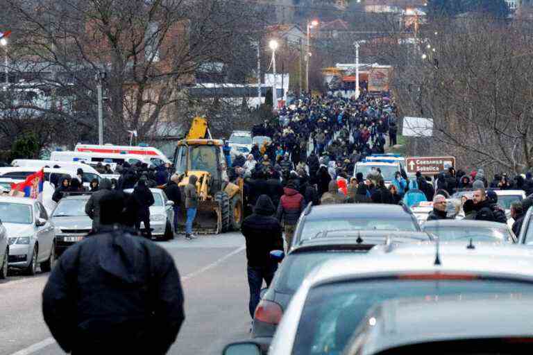 Kosovo |  Serbs erect barricades to protest arrest