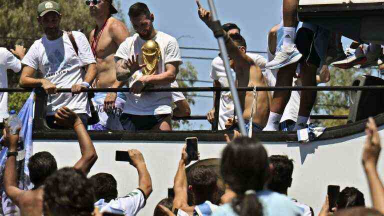 Kylian Mbappé in the sights of Emiliano Martinez and Argentinian fans during celebrations in Buenos Aires