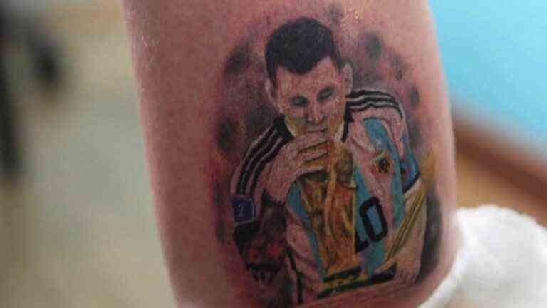 Lionel Messi, a king tattoo in Argentina