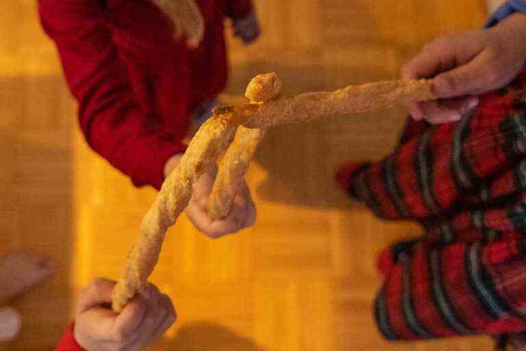 Little Holiday Cooks |  A cracker that looks like a magic wand