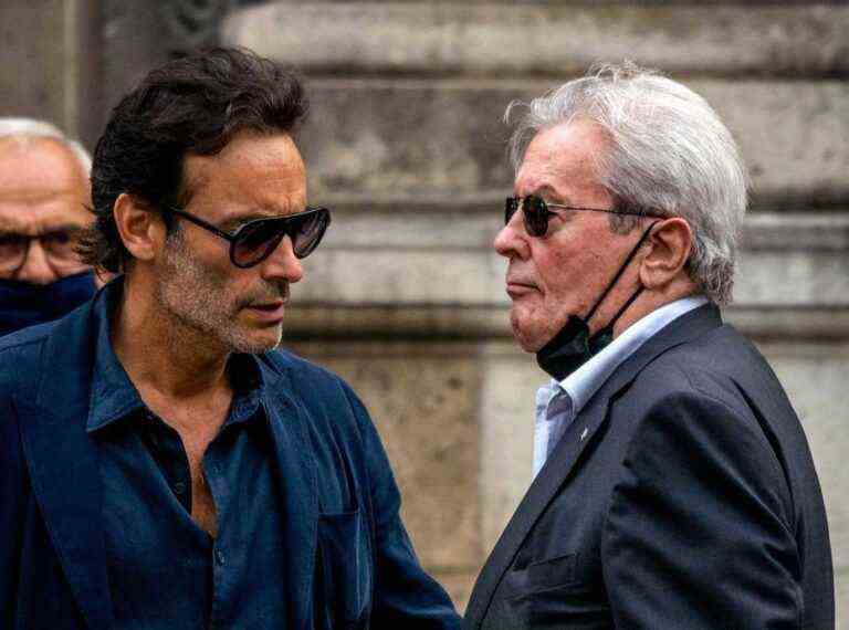 Lively explanation between Anthony and Alain Delon on Christmas Day!