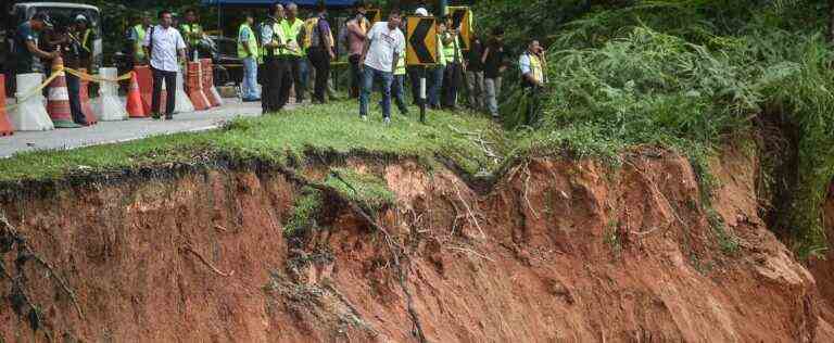 Malaysia landslide kills 21