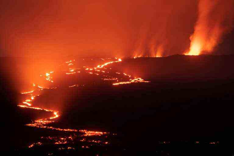 Mauna Loa Eruption |  Hawaii mobilizes national guards