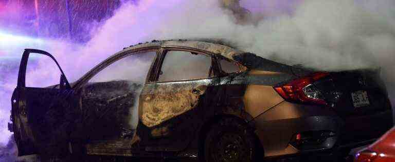 [PHOTOS] Montreal: suspicious fire of an abandoned vehicle in Saint-Michel