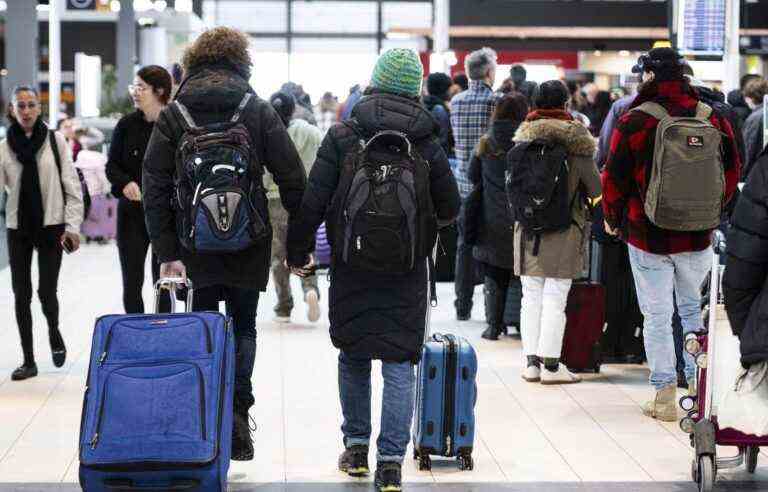 People are traveling more than in 2021, but less than before the pandemic