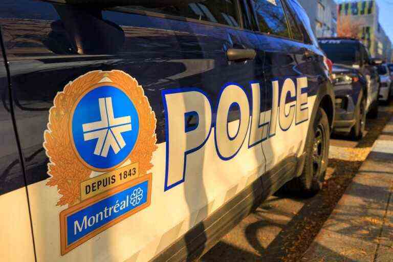 Police intervention in Montreal |  A policewoman seriously injured by a garage door