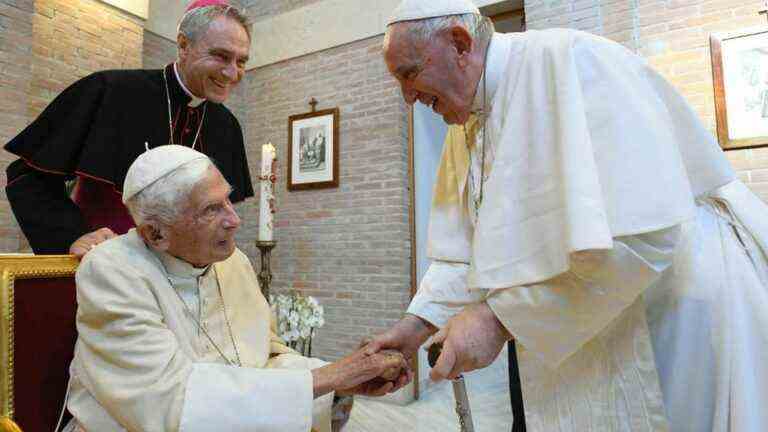 Pope announces that Benedict XVI is “seriously ill”