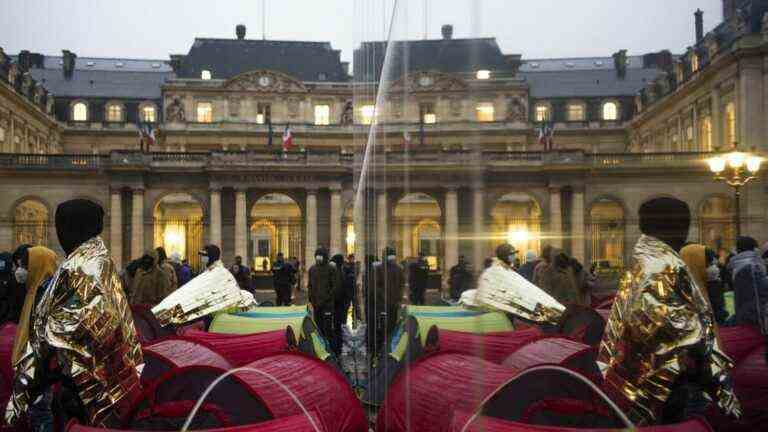 Some 200 migrants settled in front of the Council of State in Paris to demand “accommodation solutions”