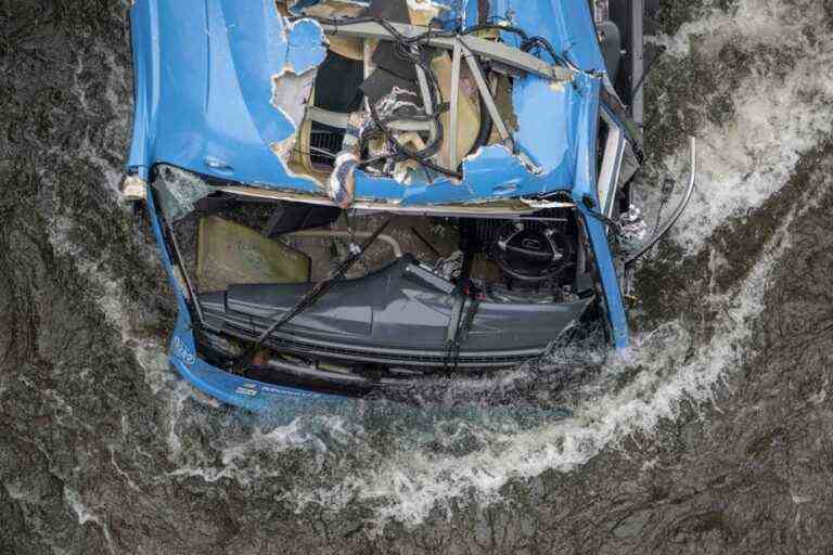 Spain |  Six dead after bus crashes into river