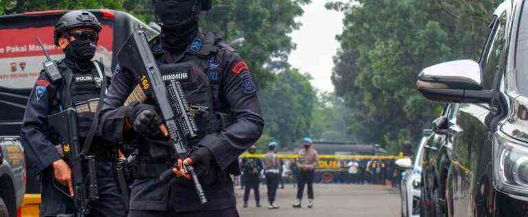 Suicide bombing in a police station in Indonesia: a policeman killed, 10 injured