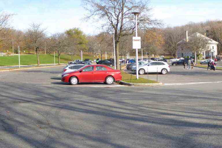 Summit of Mount Royal |  40% of the parking lot transformed into green space