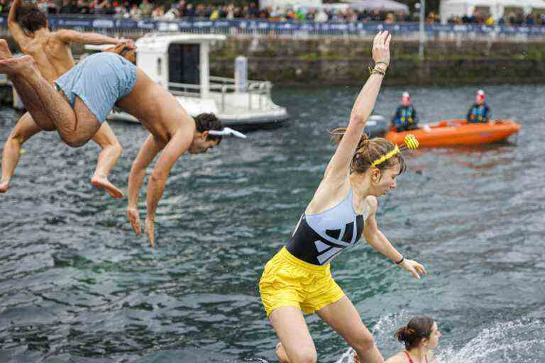 Switzerland |  Thousands of swimmers brave the cold at Lake Geneva