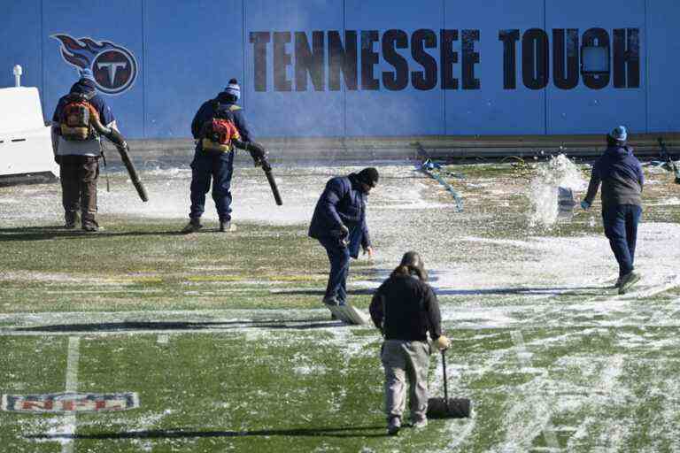 Texans-Titans game delayed an hour