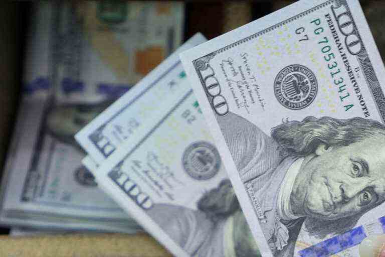 The dollar ends the year strong, despite a slight decline